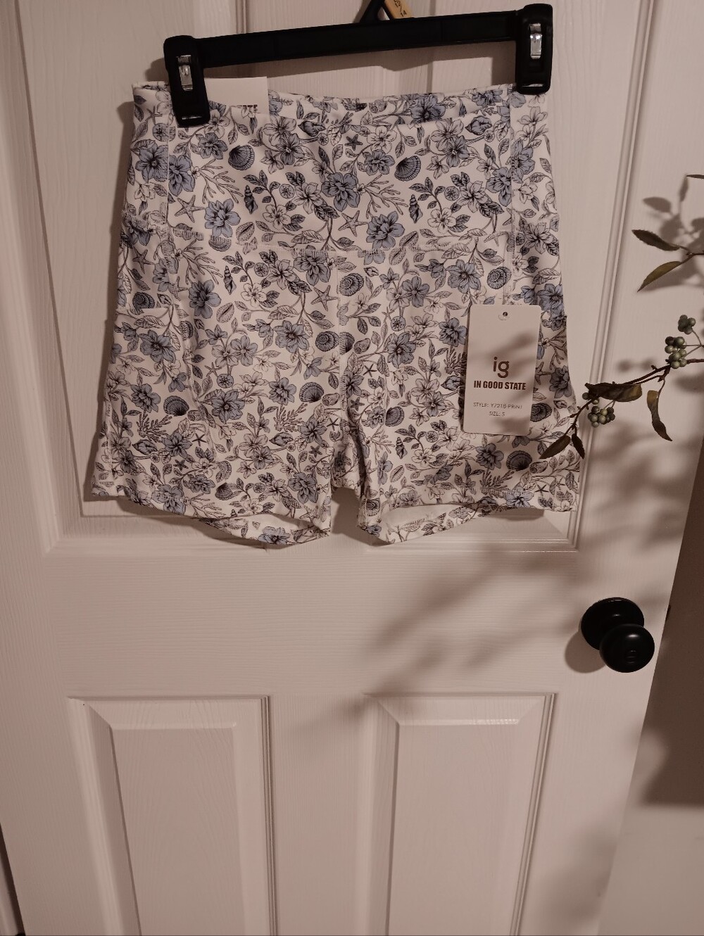 In Good State Blue & White Floral Stretch Athletic Shorts. Small NWT.